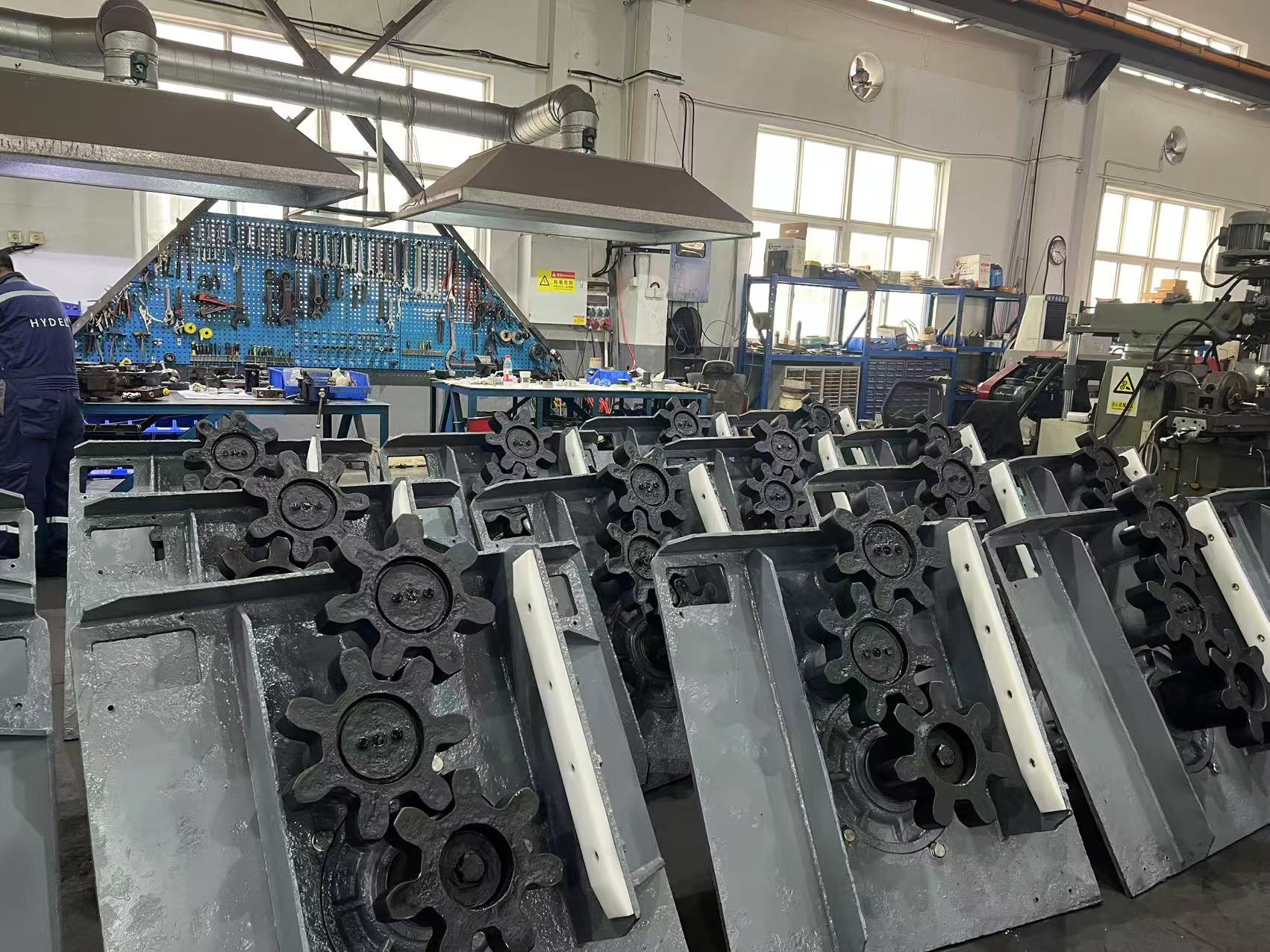 Large hydraulic cylinder in Hydel Shanghai workshop